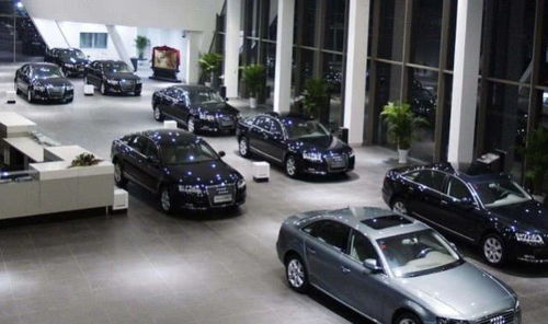 國內最大汽車經銷商賣地求生，店員工資數月未發，行業危機凸顯